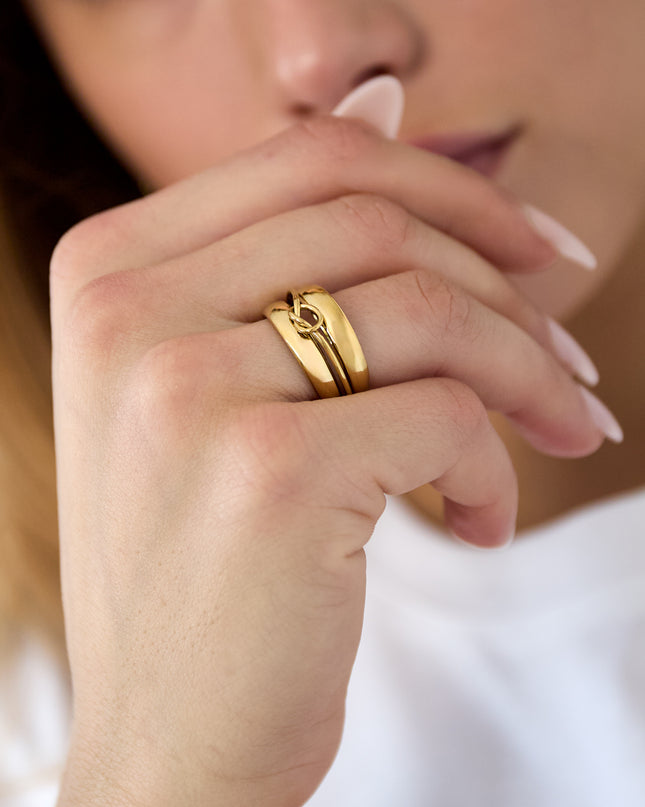 Gelaagde ring met minimalistisch gedraaid detail