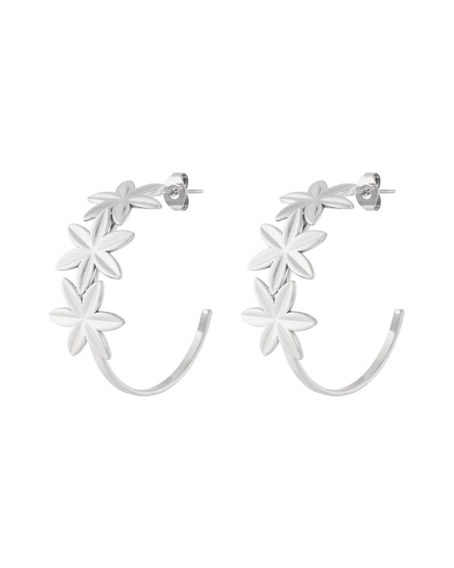 Creolen versierd met bloemen