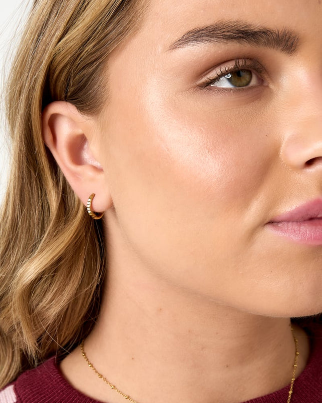 kleine oorringen met steentjes