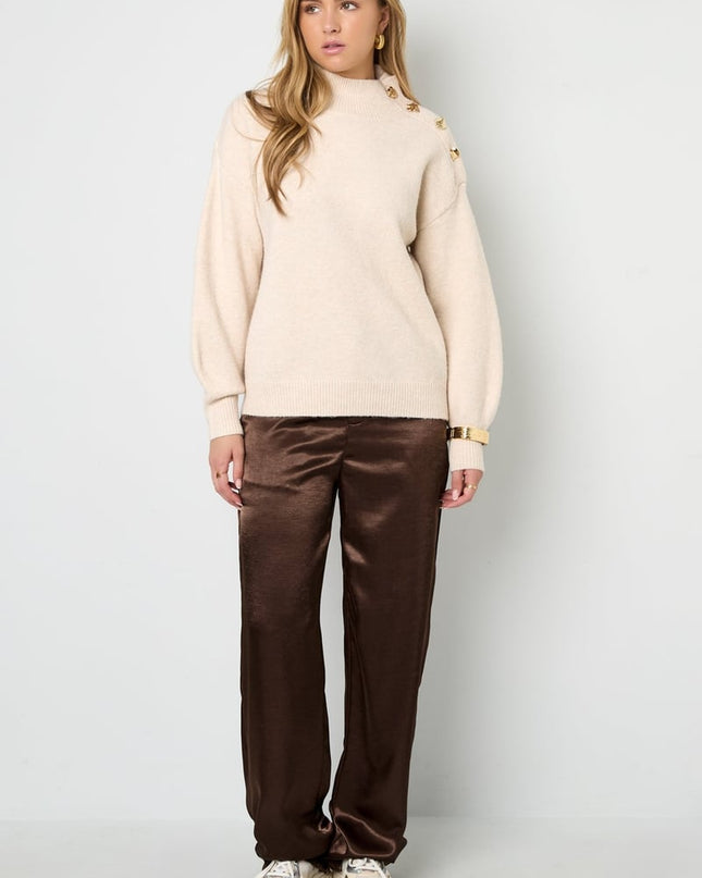 Trui met knopen op de schouder