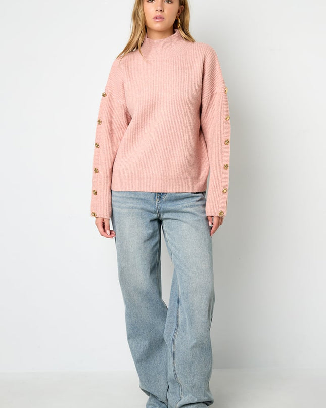 Trui met knopen op de mouwen