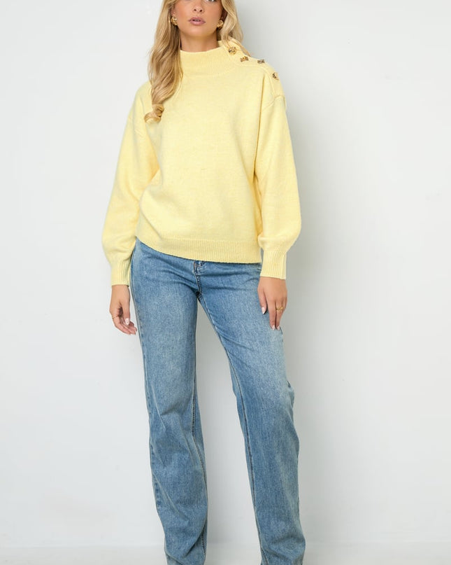 Trui met knopen op de schouder