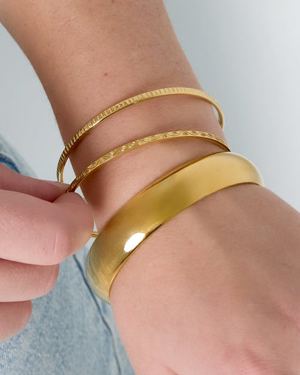 Sleek shine bangle