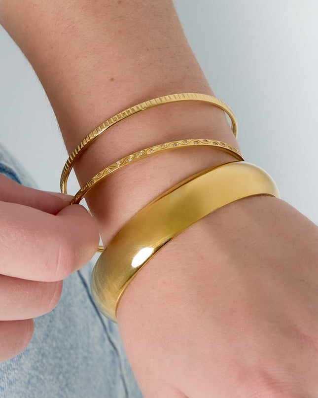Sleek shine bangle